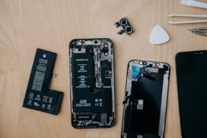 Disassembled smartphone with components visible.