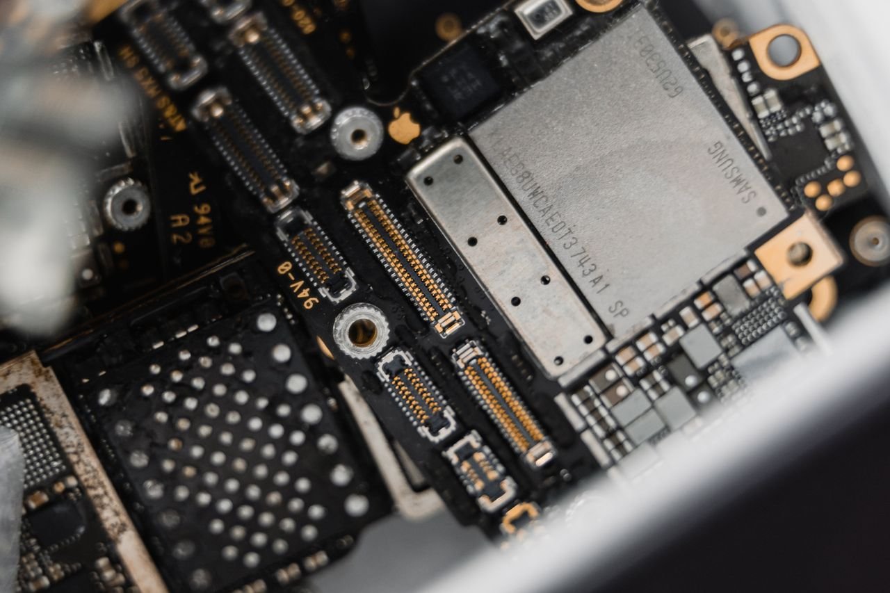 Apple Neural Engine vs Snapdragon vs Google Tensor: The Phone AI Chips Explained (2026)
